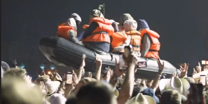 Glastonbury-Festival - Banksy macht Aktion mit Flüchtlingsboot