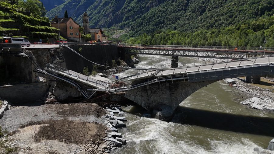 Das Maggiatal TI wird überschwemmt, eine Brücke in Cevio TI bricht ein.