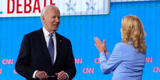 Joe Biden will den Grund für seinen desaströsen Auftritt beim TV-Duell ausgemacht haben. Gerald Herbert/AP joe biden