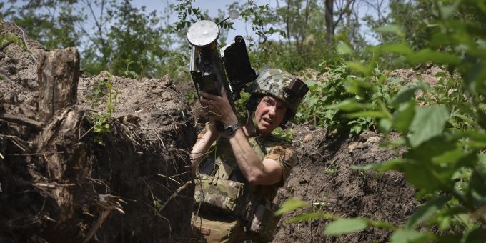 Ein ukrainischer Soldat trägt am Dienstag, dem 28. Mai 2024, einen US-amerikanischen Stinger-Raketenwerfer zur Luftabwehr an der Frontlinie in der Region Saporischschja in der Ukraine. Russia Summer Offensive