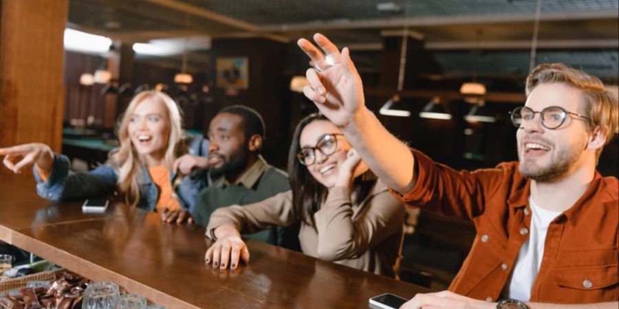 Menschen Bar ausgelassen Drinks bestellen