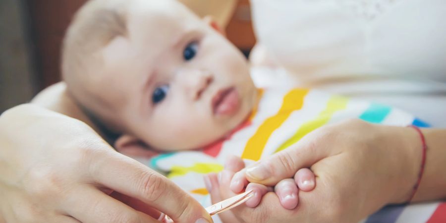 Mit unseren Tipps gelingt Babys erste Maniküre im Handumdrehen.