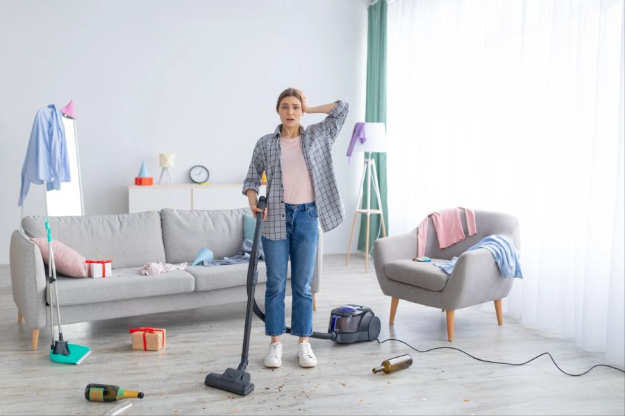 Frau schafft Ordnung im Wohnzimmer