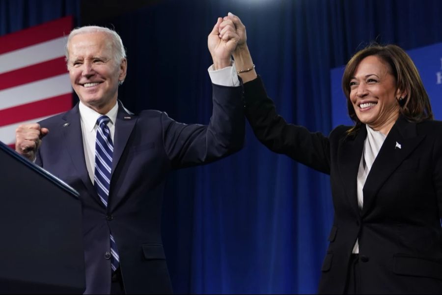 Dann könnte Biden mithilfe der Mehrheit im Senat Kamala Harris in das Amt befördern.