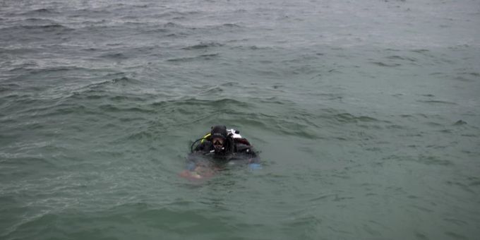 Taucher haben in der Ostsee ein Schiffswrack mit wertvoller Ladung gefunden. (Symbolbild) Taucher Ostsee