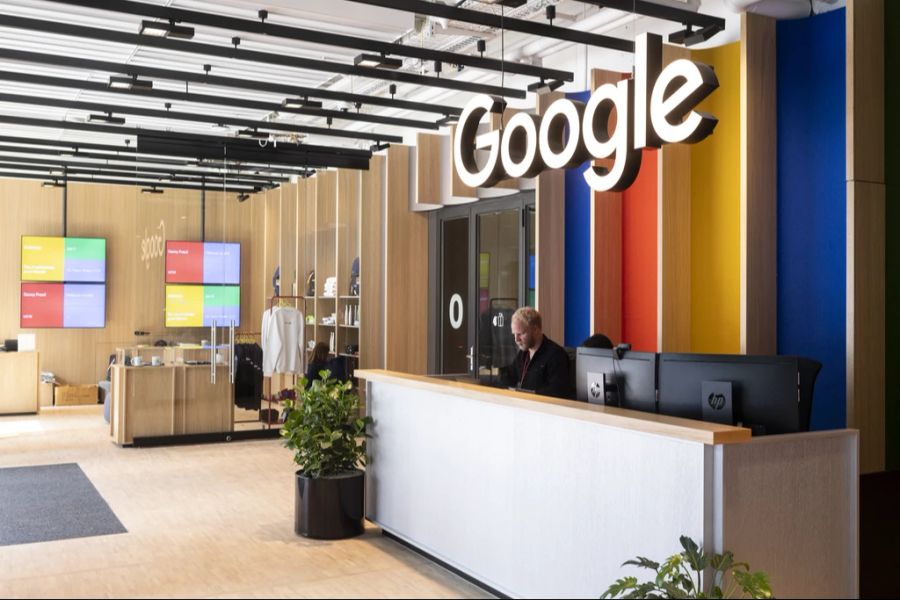 Google bietet weltweit, auch in Zürich, die Möglichkeit, drei Tage im Büro und zwei Tage remote zu arbeiten, sowie vier Wochen pro Jahr von einem beliebigen Ort aus, um Flexibilität und pers