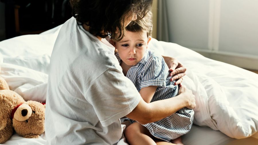 Mutter tröstet Sohn