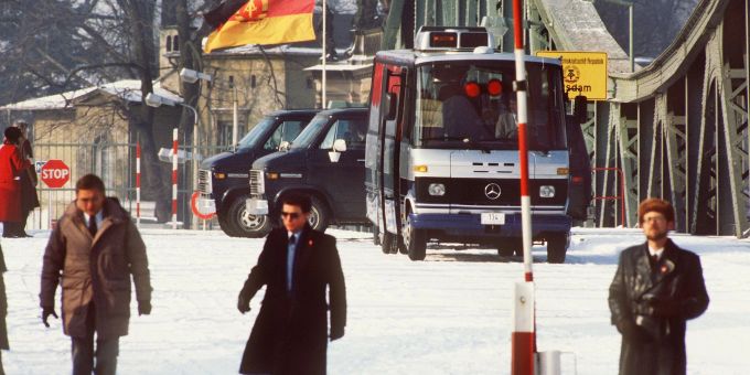 Hier fanden spektakuläre Gefangenenaustausche zwischen Ost und West statt: Die Glienicker Brücke (hier ein Archvilbild von 1986) verbindet West-Berlin mit dem damaligen DDR-Bezirk Potsdam. Gefangenenaustausche