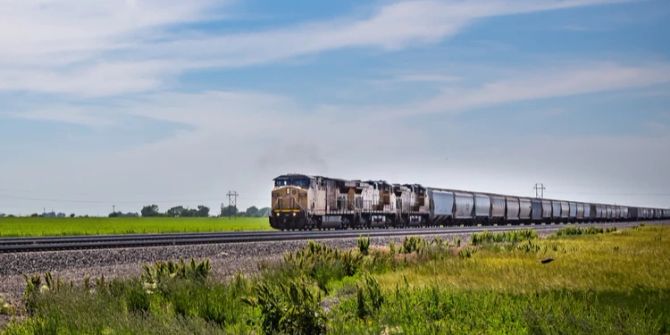 Güterzug Nebraska grüne Landschaft