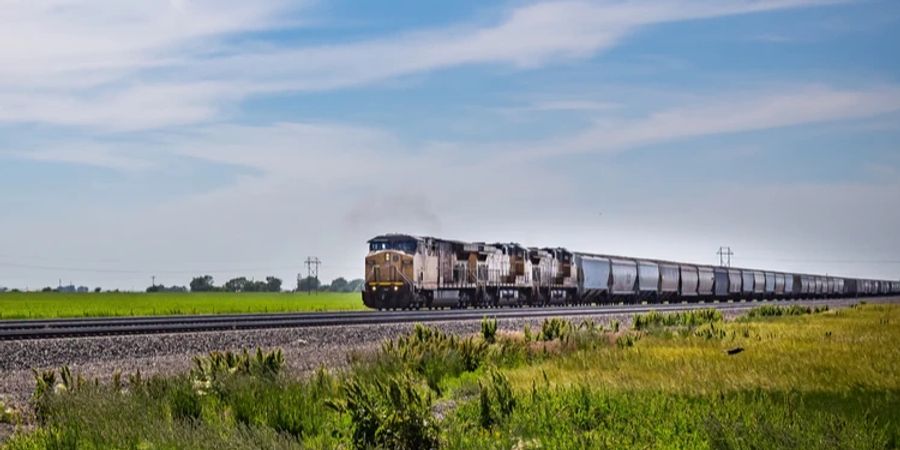 Güterzug Nebraska grüne Landschaft