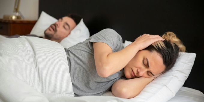 «Er schnarchte wie ein Güterzug, es war furchtbar», berichtet eine Ehefrau. Nun schläft das Paar getrennt – und die Ehe läuft besser denn je. (Symbolbild) Mann schnarcht im Ehebett