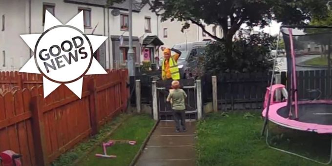 Mutter gerettet - Bub bittet Paketboten um Hilfe