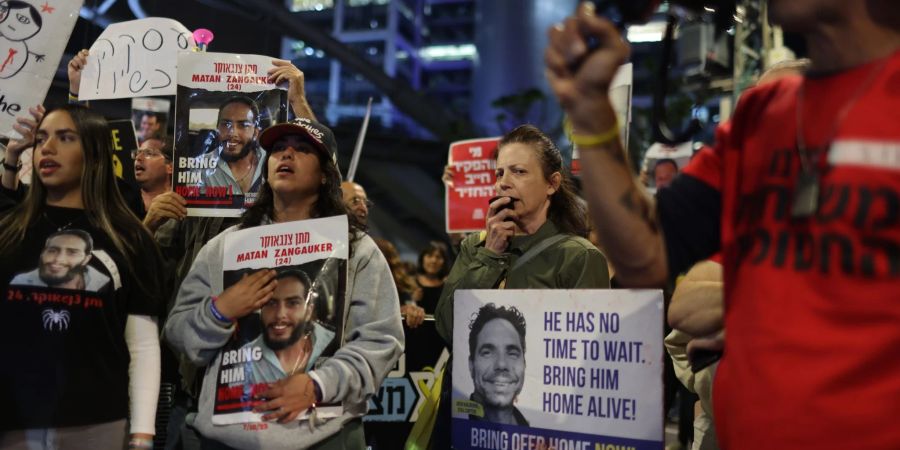 Angehörige und Unterstützer von Geiseln während einer Protestaktion in Tel Aviv.