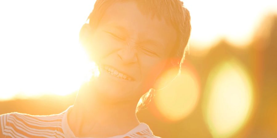 Junge in der Sonne