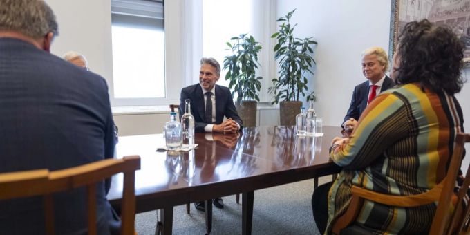 Der ehemalige Geheimdienstchef Dick Schoof (Mitte) sitzt neben dem Vorsitzenden der Partei für die Freiheit (PVV) Geert Wilders (rechts) während eines Treffens mit den Parteivorsitzenden von PVV, VVD, NSC und BBB in Den Haag, Niederlande, am 28. Mai 2024. EPA/JEROEN JUMELET Dick Schoof