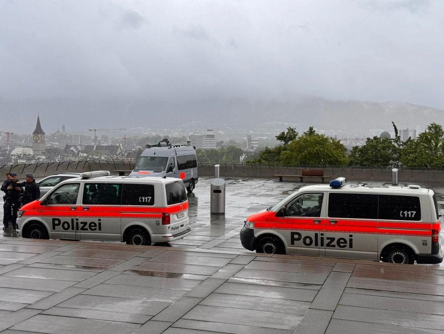 Mehrere Autos der Stadtpolizei Zürich stehen bereits vor dem Unigebäude.