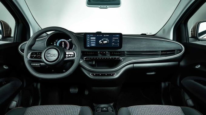 Das Cockpit des Hybrid-500ers dürfte sich nur unwesentlich von der Strom-Variante unterscheiden 2025 Fiat 500 Hybrid