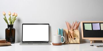 Aufgeräumter Arbeitsplatz mit Laptop