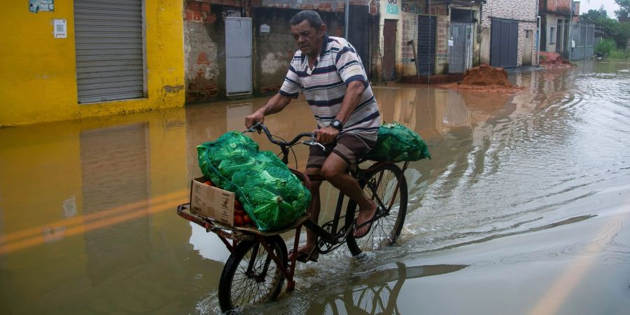Schwerer Regen hat in Teilen Brasiliens zu Überschwemmungen, Sturzfluten und Erdrutschen geführt.