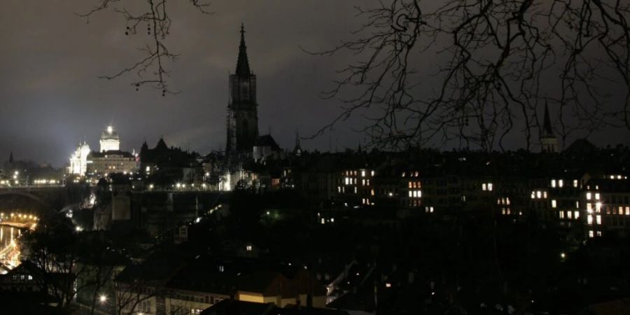 Das Münster in Bern im Dunkeln, wie es zur «Earth Hour» 2009 war. Das Bundeshaus (links) beteiligte sich nicht an der Aktion.