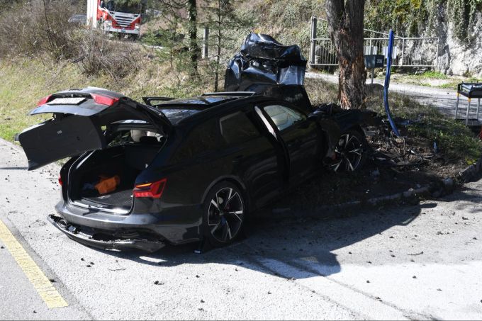 Der Fahrer wurde bei dem Unfall schwer verletzt. schwer verletzt