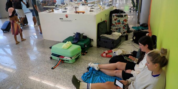Unwetter - Flugreisende sitzen in Palma fest