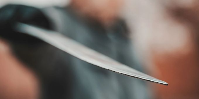 In der südchinesischen Metropole Shenzhen hat ein Mann einen japanischen Jungen auf dessen Schulweg mit einem Messer verletzt. (Symbolbild) machete zombie messer grossbritannien