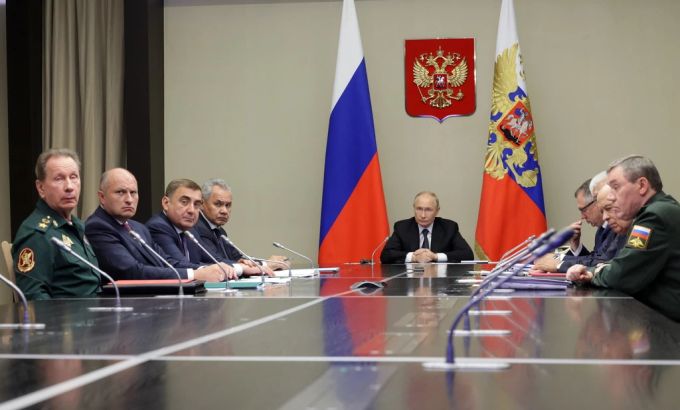 Lange Gesichter bei der russischen Militärführung: Wladimir Putin und seine Generäle und Minister sollen vom ukrainischen Gegenangriff überrascht worden sein. Wladimir Putin