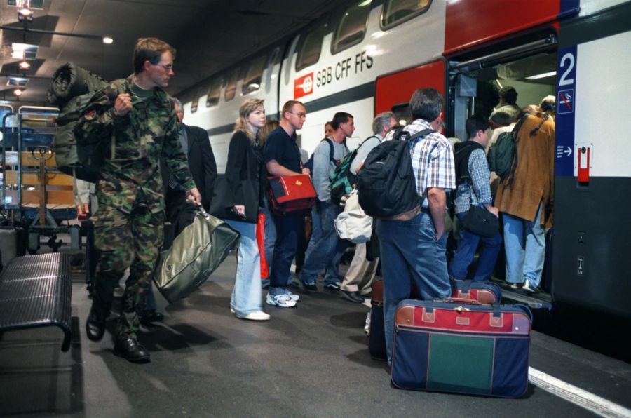 Viel Gepäck kann zu Platzproblemen führen. Hier Fahrgäste, die in Bern einen Zug besteigen.