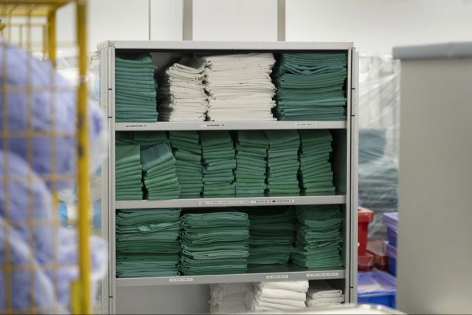 Bei offenen Wäscheschränken ohne gesicherte Ausgabe fällt es kaum auf, wenn etwas fehlt. (Archivbild) Unispital Basel Berufsbekleidung verschwunden