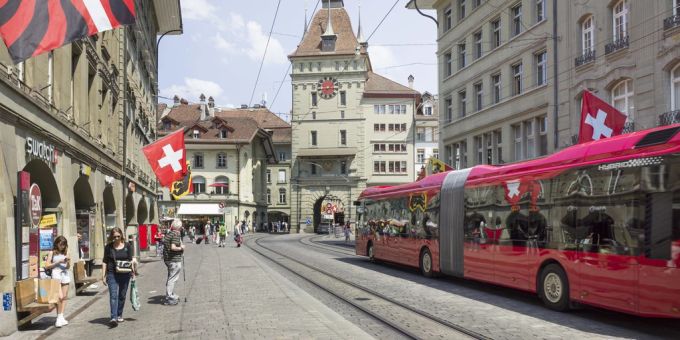 Das Tempo des ÖVs in Schweizer Städten überzeugt laut einer neuen Studie nicht restlos. ÖV Schweiz Bern