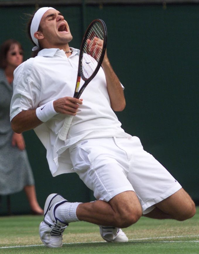 Mit einem Return-Winner besiegelte der 19-jährige Roger Federer seinen Sieg im einzigen Duell mit Pete Sampras. Roger Federer