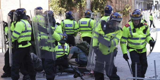 In Liverpool kam es am 3. August zu Ausschreitungen. Vier Tage später weint ein Verurteilter vor Gericht. Krawalle England Liverpool