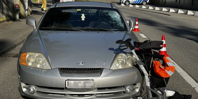 Seniorin wird in Brugg von Auto erfasst. Unfall in Brugg