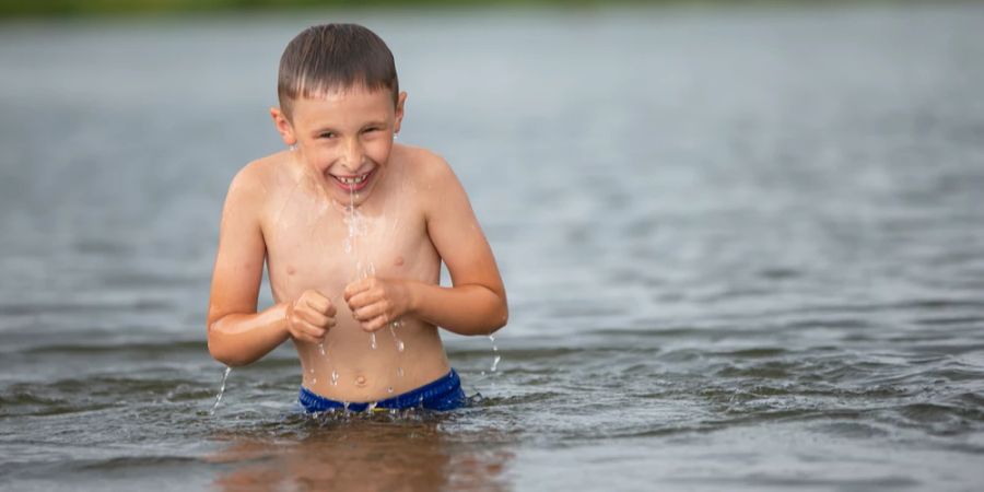 Junge in einem eiskalten Fluss