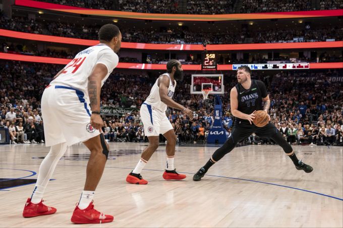 Luka Doncic (rechts) führt die Mavericks in die nächste Playoff-Runde in der NBA. NBA