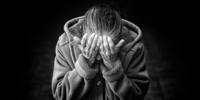 Alzheimer stellt für viele Patienten und Angehörige eine grosse Herausforderung dar. Eine neue Erkenntnis könnte die Behandlung in Zukunft massgeblich beeinflussen. alzheimer forschung genmutation APOE4