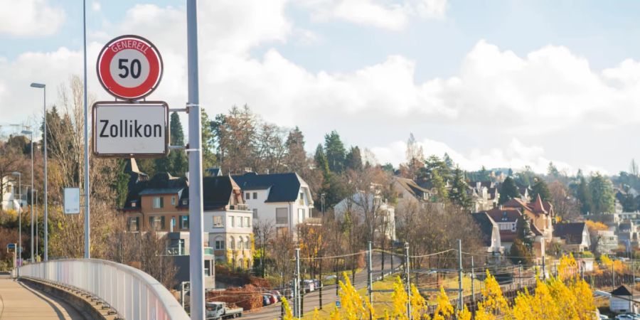 In Zollikon ZH beleidigte sie ein Mann rassistisch und schlug ihr ins Gesicht.