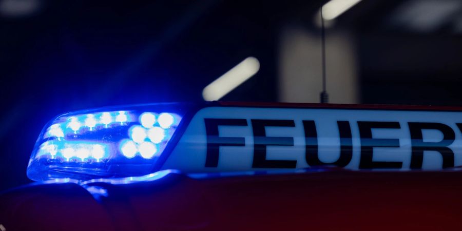 Die Feuerwehr musste in Köln eine illegale Rave-Party beenden.