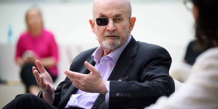 Der Schriftsteller Salman Rushdie Rushdie wurde 2022 von einem Mann mit einem Messer lebensgefährlich verletzt.