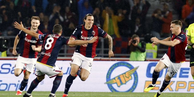 Riccardo Calafiori jubelt über ein Tor für Bologna zusammen mit den beiden Schweizern Remo Freuler und Michel Aebischer. Riccardo Calafiori FC Basel