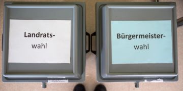 Zwei Boxen mit Wahlzetteln.