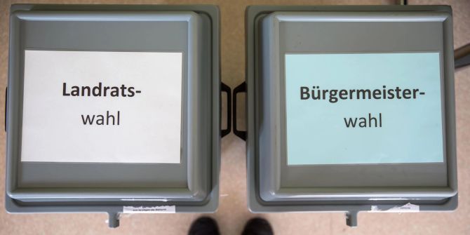Zwei Boxen mit Wahlzetteln.