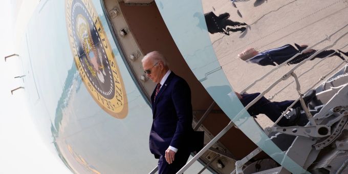 Die Bedrohung, die von einer zweiten Amtszeit Trumps ausgehe, sei grösser als während seiner ersten Präsidentschaft, sagt Biden. Die Bedrohung, die von einer zweiten Amtszeit Trumps ausgehe, sei grösser als während seiner ersten Präsidentschaft, sagt Biden.
