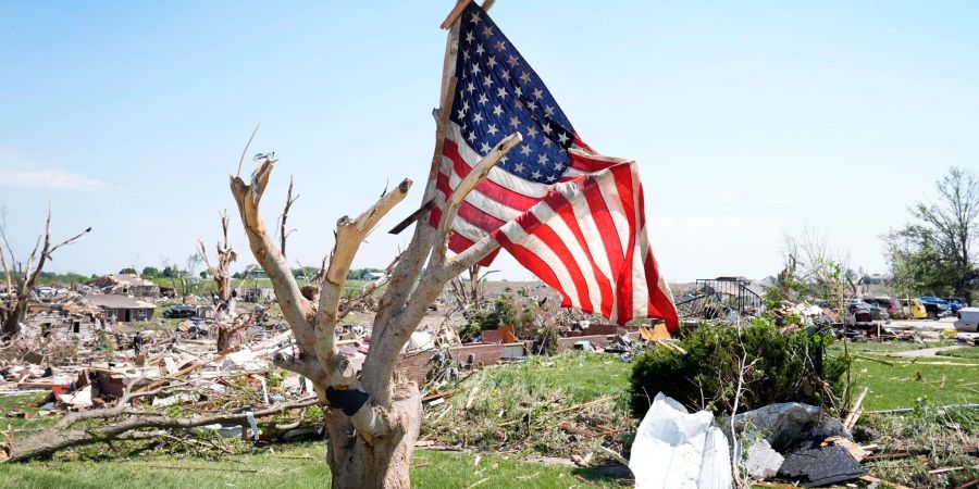 zerfetzte US-Flagge Verwüstung