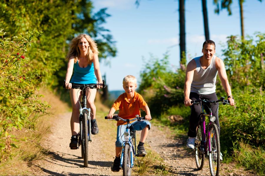 Familie fährt Fahrrad