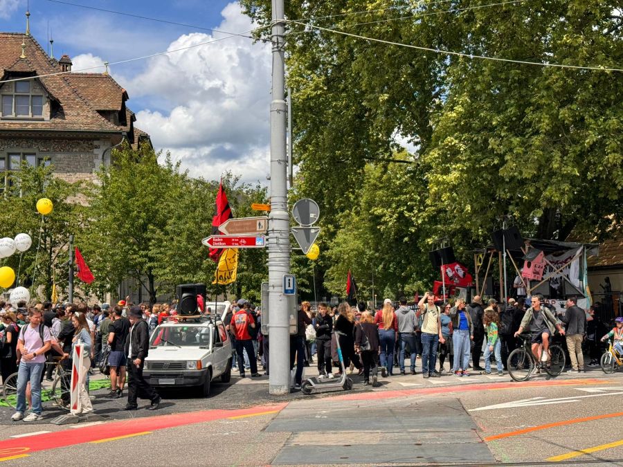 Begonnen hat die Kundgebung um 14 Uhr vor dem Landesmuseum in Zürich.