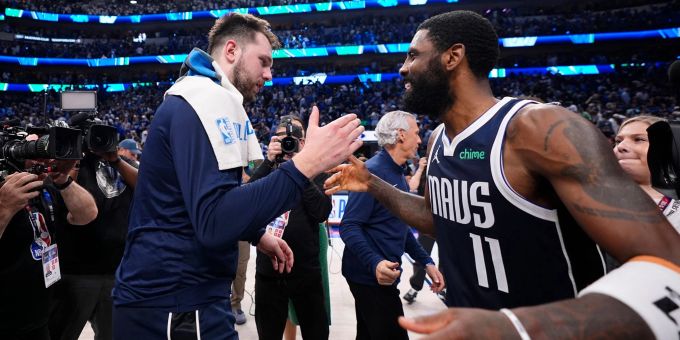 Mavericks-Guards Luka Doncic (l) und Kyrie Irving feiern den Sieg in der NBA. NBA