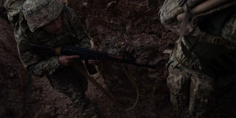 Ukrainische Soldaten beim Training: Ihr Land verteidigt sich seit mehr als zwei Jahren gegen den russischen Angriffskrieg.