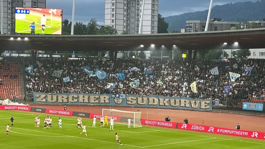 Die Südkurve feuert den FC Zürich gegen Servette an.